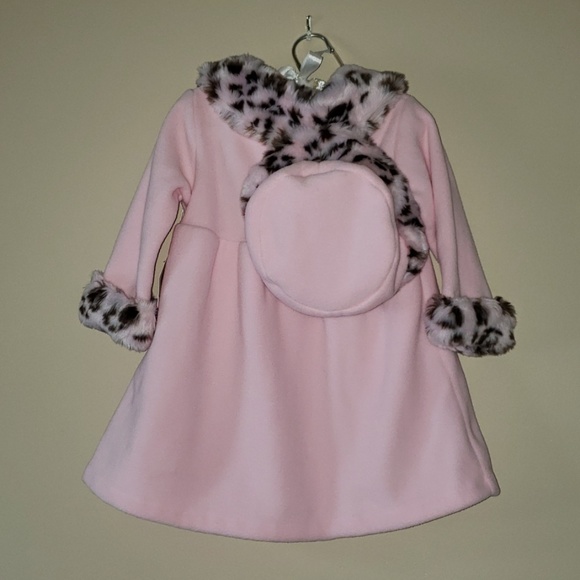 SOLD ⭐HP!⭐ Plushy Faux Fur Soft Pink Coat/Hat - Picture 6 of 8